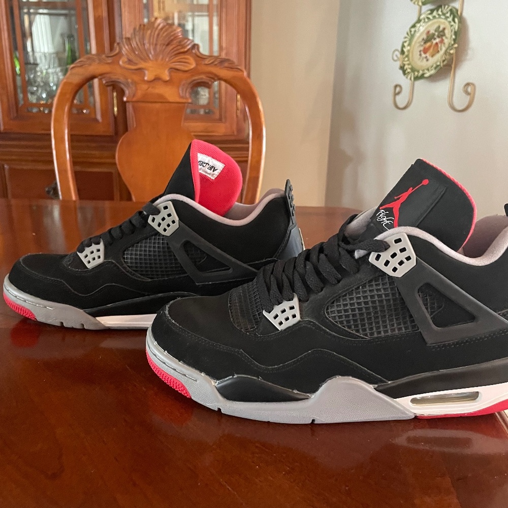 AUTHENTIC Men's size 10.5, Jordan 4 Retro Bred, hardly worn, excellent condition
